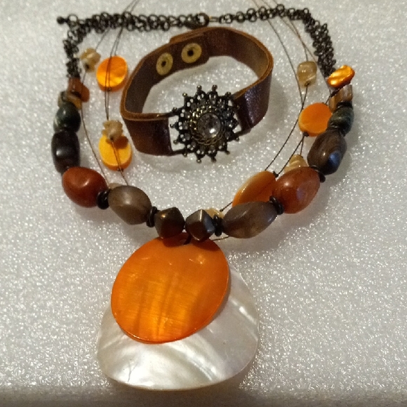 Elegant Orange and white Mother Of pearl Necklace Set with extra agate beaded - Picture 1 of 6
